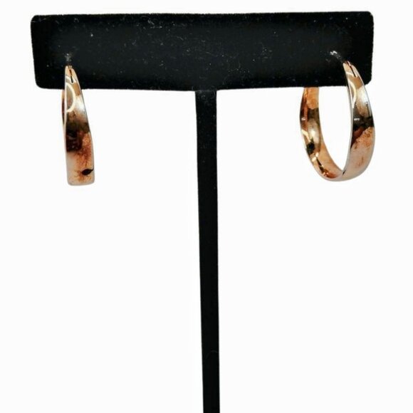 Everyday Understated Glow Vintage .5 x 2.5 cm  Gold Tone Hoop Leverback Earring - Picture 3 of 5